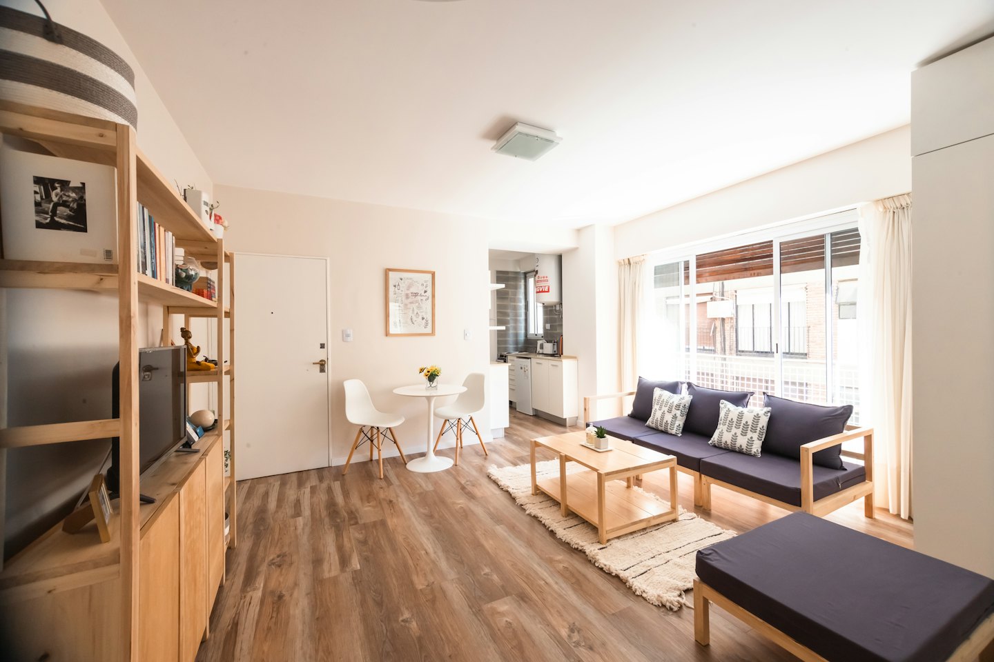 Interno di un moderno appartamento con zona giorno e angolo pranzo.