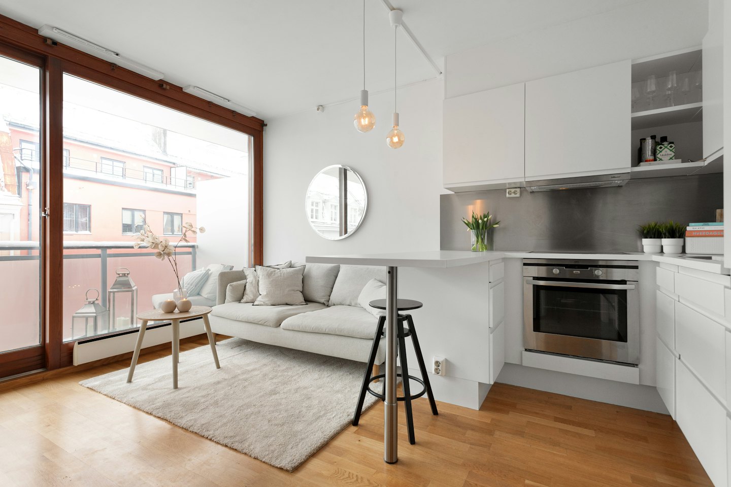 Moderno monolocale open space con cucina e zona giorno.